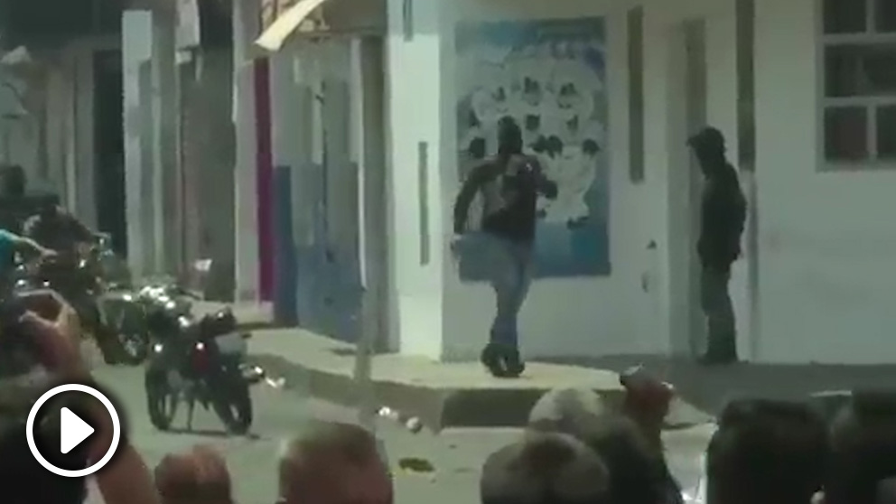 Un pistolero atemoriza a la población en la ciudad de San Antonio de Táchira.
