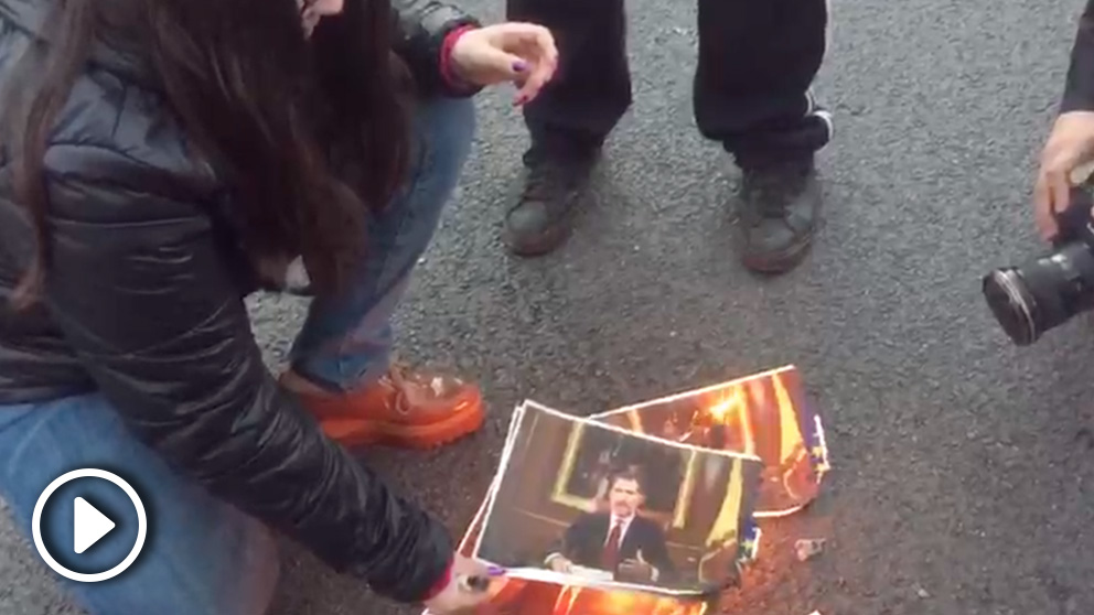 Los separatistas queman fotos del Rey Felipe VI.