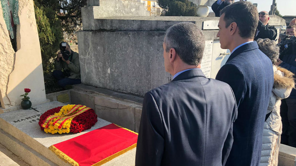 Pedro Sánchez, ante la tumba de Azaña en Francia en un homenaje 79 años después de su muerte.