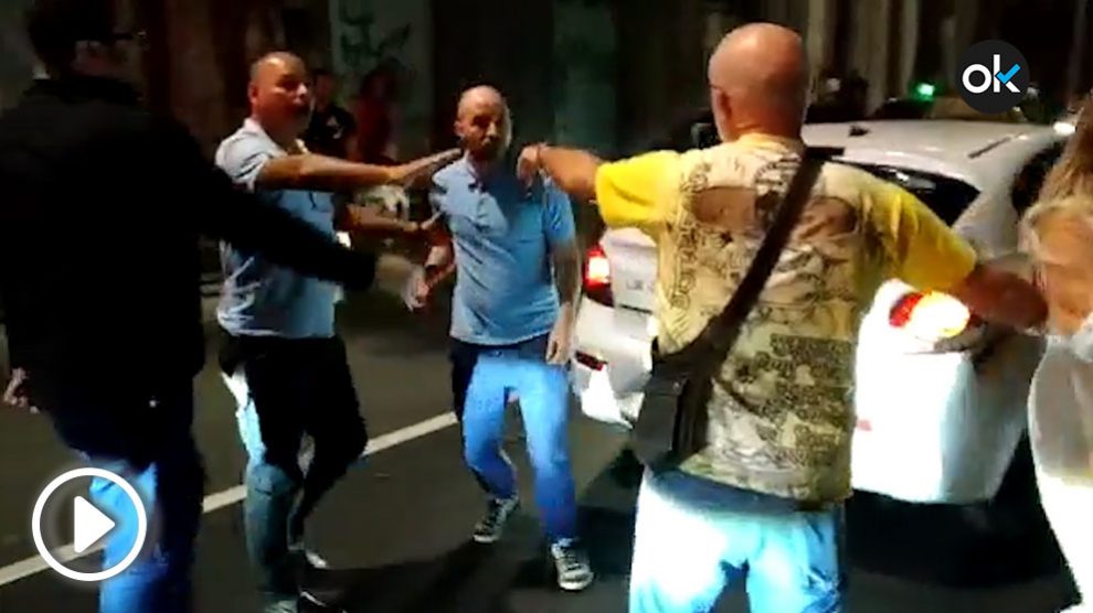 Un taxista agrede e insulta a un cliente por subirse al vehículo con un niño de tres años que puso los pies encima de los asientos.