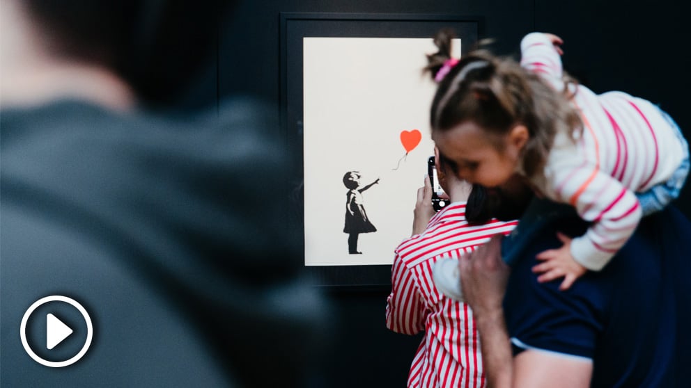 Una de las obras más famosas de Banksy expuestas en la exposición instalada en IFEMA sobre el artista urbano de Bristol.