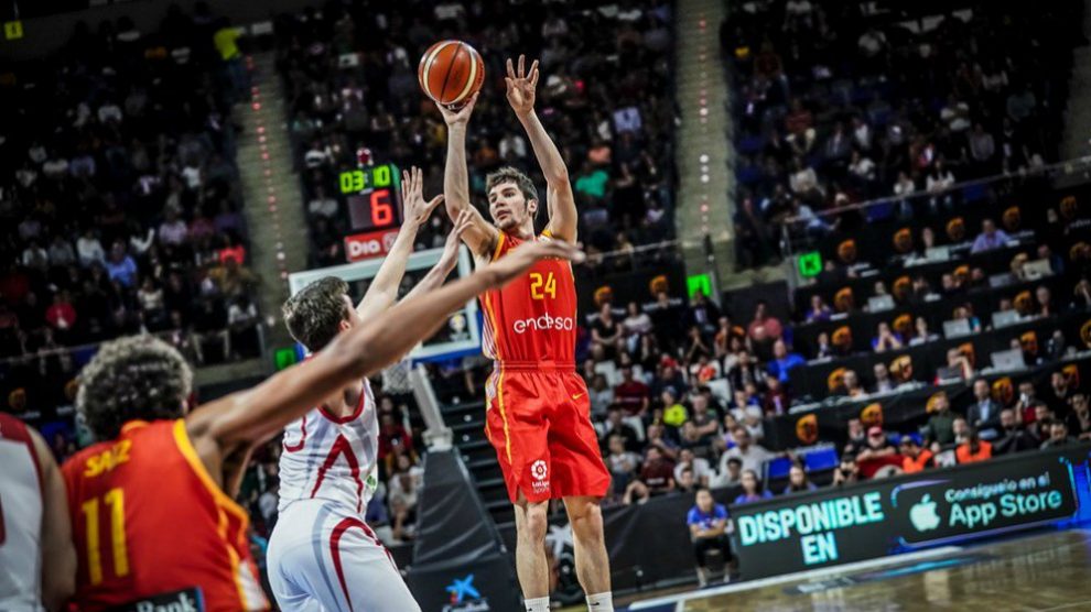 Brizuela lanza a canasta. (ACB)