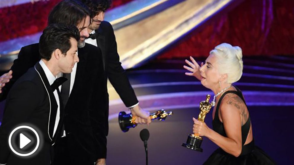 Lady Gaga y Mark Ronson recogiendo el Oscar a mejor canción por ‘Shallow’ de ‘Ha nacido una estrella’. Foto: AFP