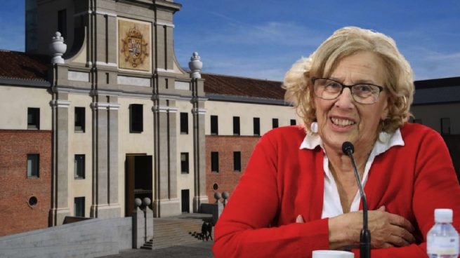 Manuela Carmena y la entrada del Centro Cultural Conde Duque. (Fotos. Madrid)