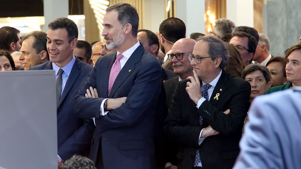 El Rey Felipe, en el Mobile Congress 2019 de  Barcelona, entre Pedro Sánchez y Quim Torra. (Foto: Enrique Falcón)