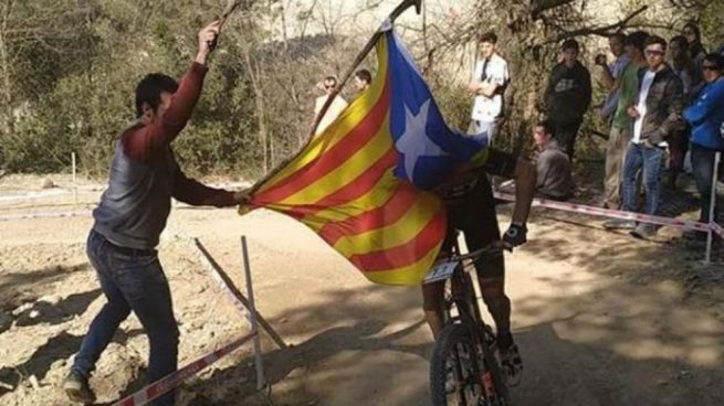 El ciclista Carlos Coloma sufre un accidente tras ser ‘atacado’ por un independentista con una estelada