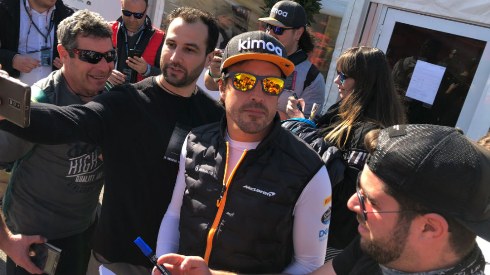 Fernando Alonso se hace fotos con varios fans en Montmeló.