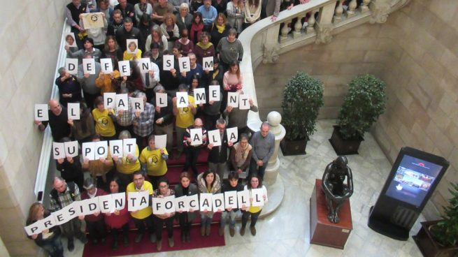 Trabajadores del Parlament despliegan carteles y fotos de Forcadell para mostrarle apoyo