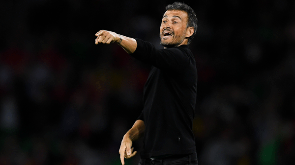 Luis Enrique da instrucciones durante un partido. (Getty)