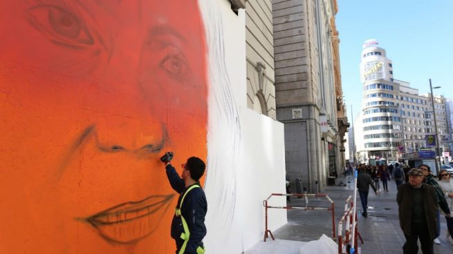 ‘Street art’ en la Gran Vía de Madrid para homenajear a cuatro activistas en vísperas del 8-M