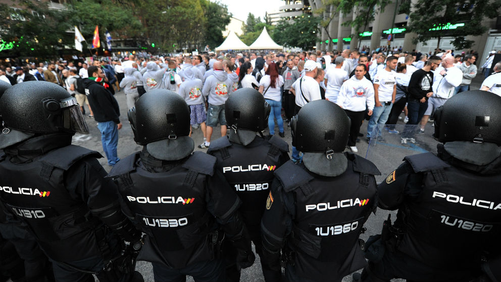 Policías en las inmediaciones del Santiago Bernabéu. (Getty)