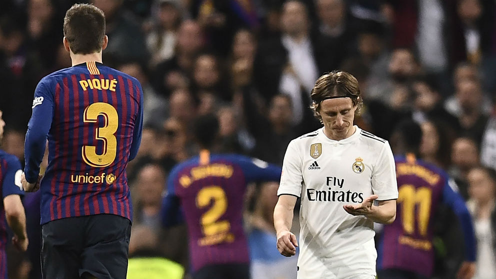 Luka Modric y Piqué en el Real Madrid – Barcelona (AFP)