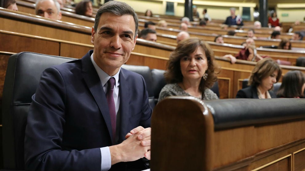 Pedro Sánchez y la vicepresidenta Carmen Calvo, en el Congreso de los Diputados (Foto: Europa Press).