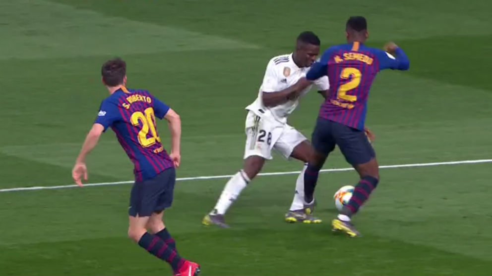 Semedo comete otro penalti sobre Vinicius.