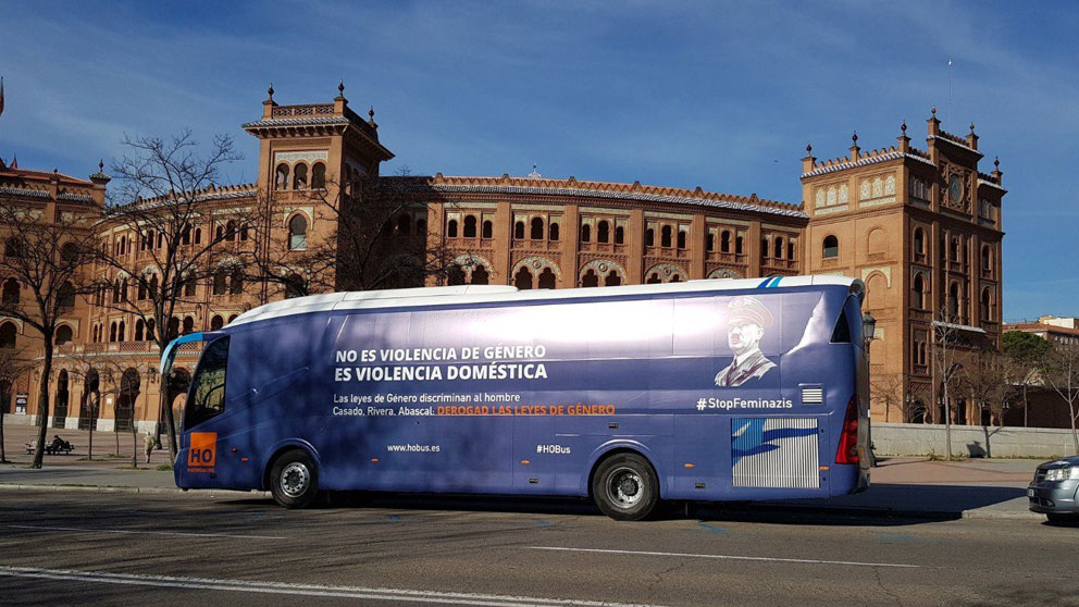 El autobús fletado por HazteOir, con el lema ‘#StopFeminazis’, frente a la plaza de toros de Las Ventas en Madrid.