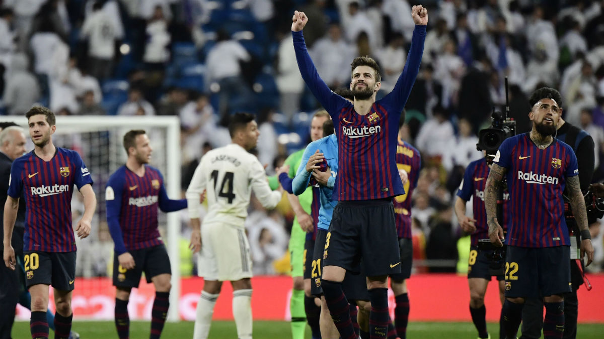 Piqué celebra la victoria del Barcelona en el Clásico. (AFP)