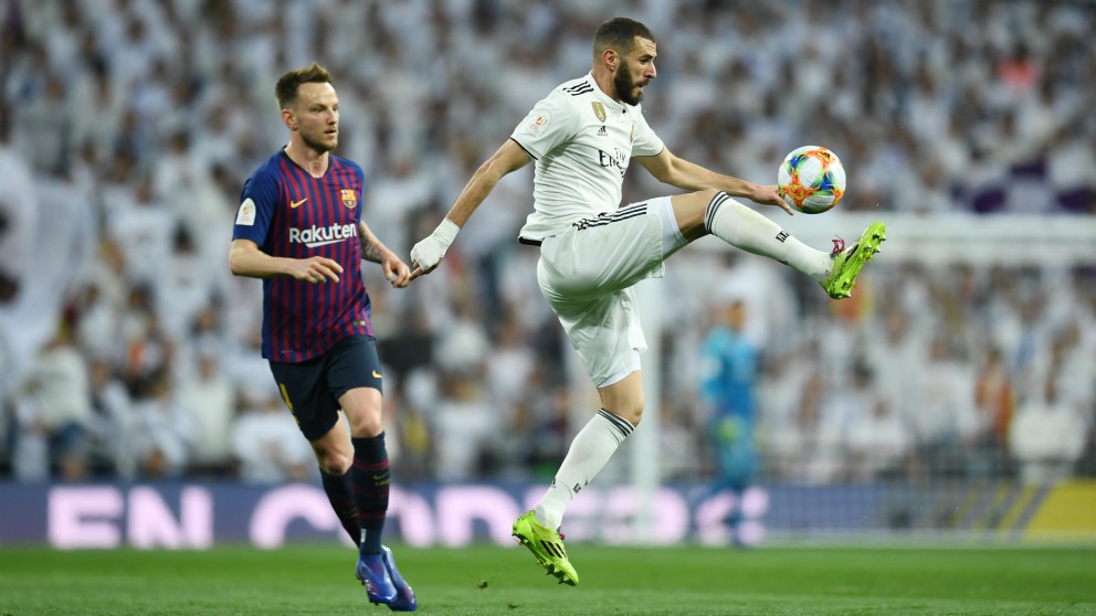 Benzema controla un balón en el último Clásico. (Getty)