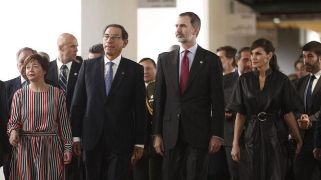 felipe-vi-letizia-martin-vizcarra-ARCOmadrid