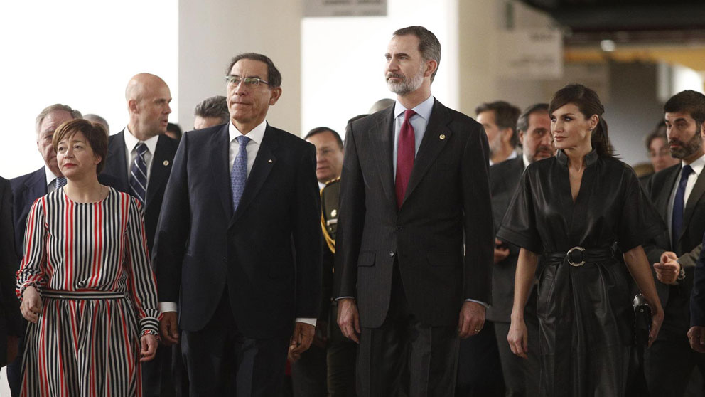 Los Reyes Felipe VI y Letizia acompañan al presidente de Perú, Martín Vizcarra, y su mujer en la inauguración de la feria de arte moderno ARCOmadrid. Foto: Europa Press