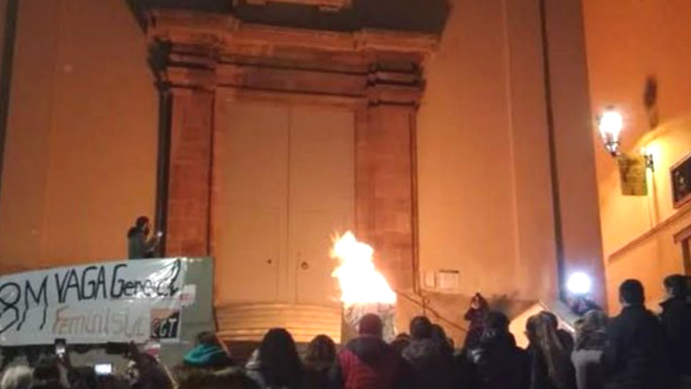Una hoguera encendida delante de una iglesia de Berga (Barcelona) por una asociación feminista vinculada a la CUP (Foto: ‘Dolça Catalunya’)