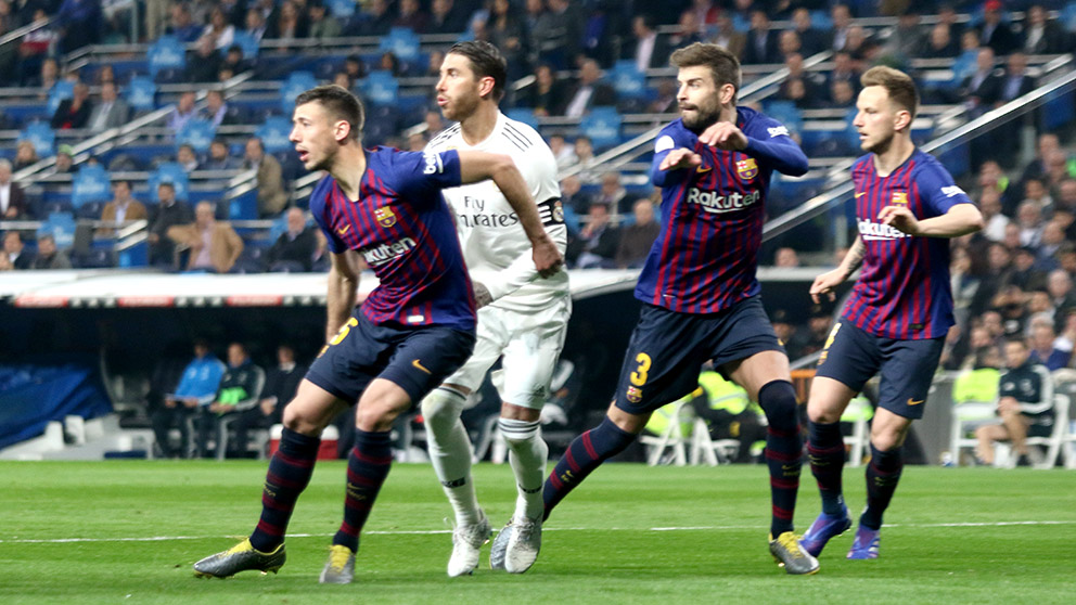 Sergio Ramos rodeado de adversarios, en el Real Madrid-Barça. (Foto: E. Falcón)