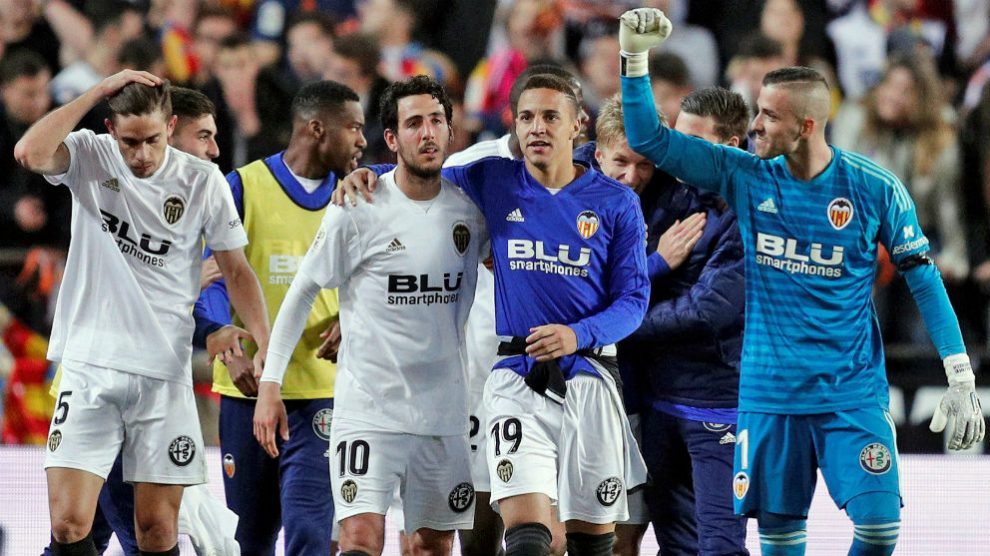Los jugadores del Valencia celebran la clasificación a la final de la Copa del Rey. (EFE)