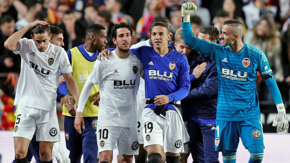 Los jugadores del Valencia celebran la clasificación a la final de la Copa del Rey. (EFE)