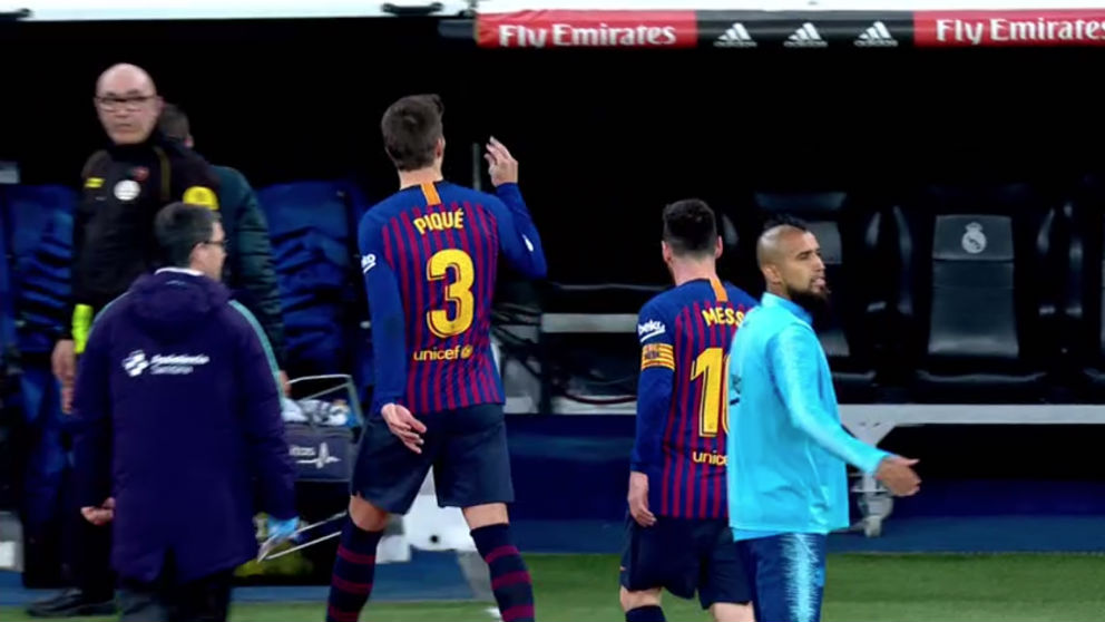 Gerard Piqué hizo gestos provocadores a la grada del Santiago Bernabéu.