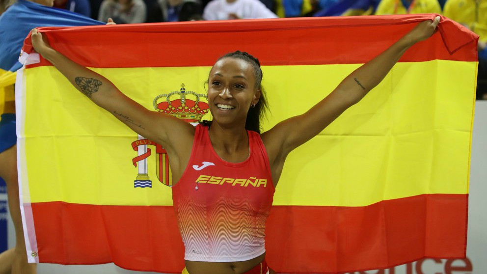 Ana Peleteiro posa con la bandera de España tras proclamarse campeona de Europa. (Getty)