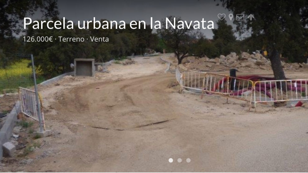 Estado actual de las obras de urbanización, en el anuncio que el alcalde Daniel Pérez publicó en Internet para vender su parcela por 126.000 euros.