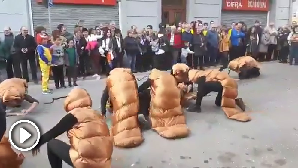 Carnaval en Berga: seis cucarachas portan el cadáver de un legionario cantando «Soy el novio de la muerte»
