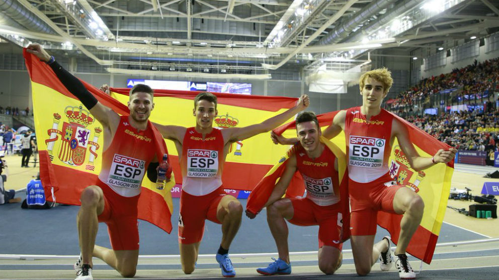 España celebra la plata en el relevo. (RFEA)