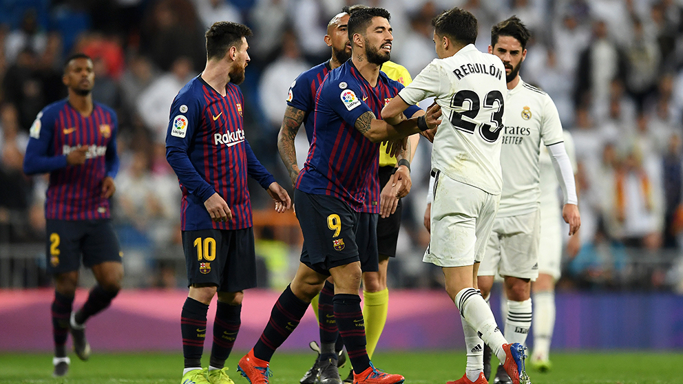 Sergio Reguilón en un encontronazo con Luis Suárez y Leo Messi. (Getty)