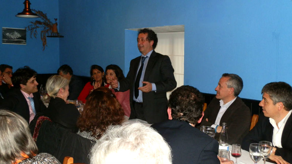 El alcalde de Galapagar, Daniel Pérez (izquierda); el alcalde de Hoyo de Manzanares, José Ramón Regueiras, y el ex edil de Hacienda de Galapagar, Fernando Arias, en un acto celebrado en Torrelodones.