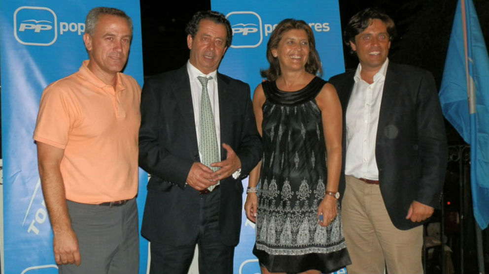 El alcalde de Hoyo de Manzanares, José Ramón Regueiras (izquierda), y el alcalde de Galapagar, Daniel Pérez (derecha), en un acto del PP en Torrelodones.