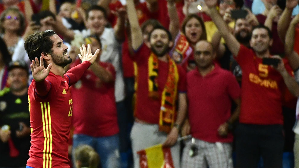 Isco, jugador del Real Madrid, celebra un gol en el España-Italia del Bernabéu. (AFP)