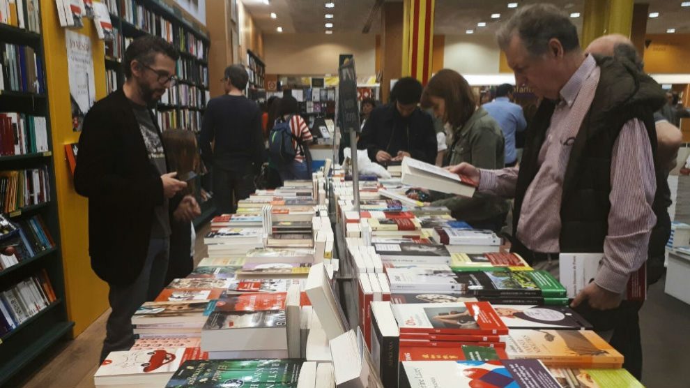 Varios clientes ojean libros en una librería. Foto: Europa Press