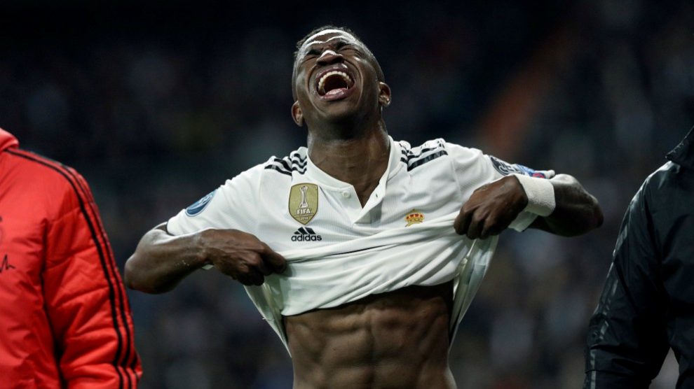 Vinicius se retira del terreno de juego llorando. (EFE)