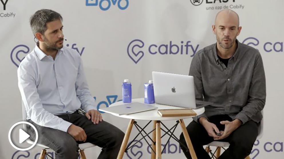 Juan de Antonio (dcha), fundador de Cabify junto con el director general Vicente Pascual