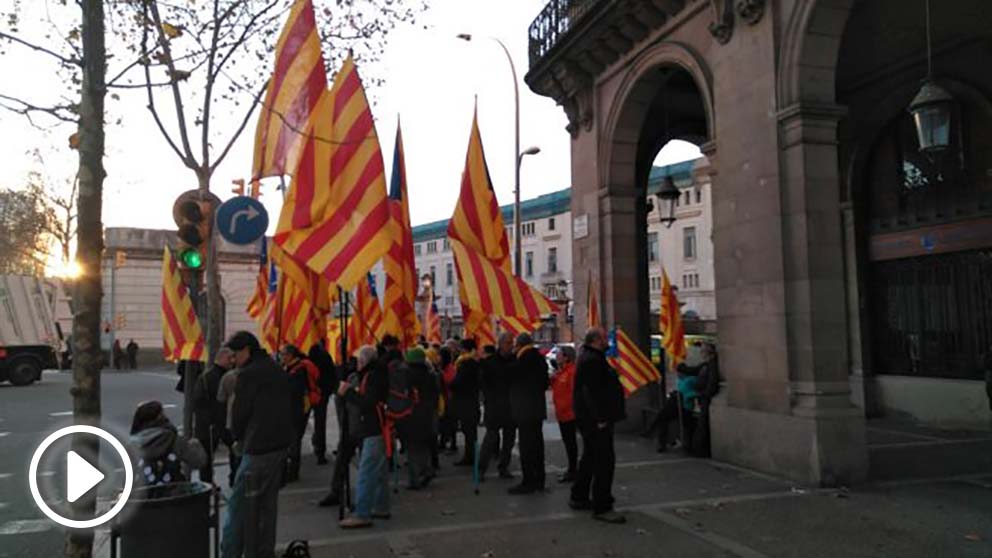 Manifestantes con esteladas a las afueras del Parlament. (Foto: OKDIARIO)