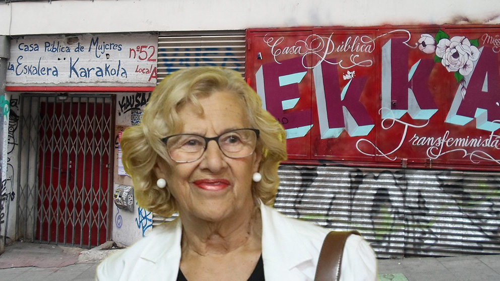 La alcaldesa de Madrid, Manuela Carmena, y el local de ‘Eskalera Karakola’. (Foto: OKDIARIO/Segundo Sanz)