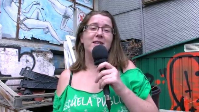 La poetisa feminista Leire Olmeda, integrante de Izquierda Unida. (Foto: Tele-K vía Youtube)