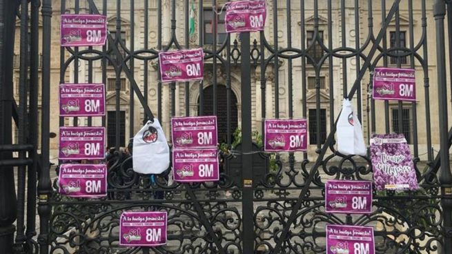 Carteles reivindicativos de huelga feminista en las rejas de la fachada del rectorado de la Universidad de Sevilla, hoy en el Día Internacional de la Mujer. Foto: EFE