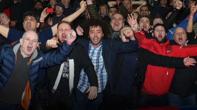 Detenido un taxista de París por apuñalar a un fan del Manchester United tras el partido contra el PSG