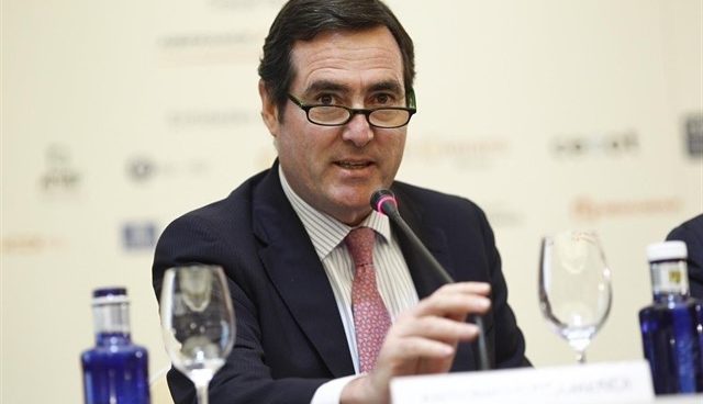 Garamendi critica los «viernes sociales» de Sánchez y dice que «lo preocupante es la deuda»