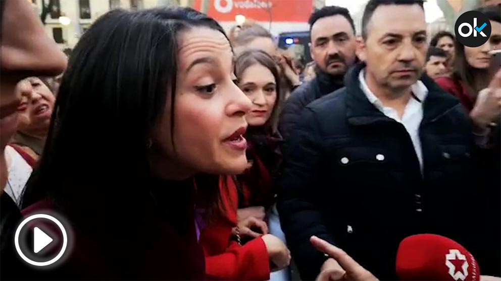 Inés Arrimadas contesta a una mujer que le increpa en la manifestación del 8M en Madrid