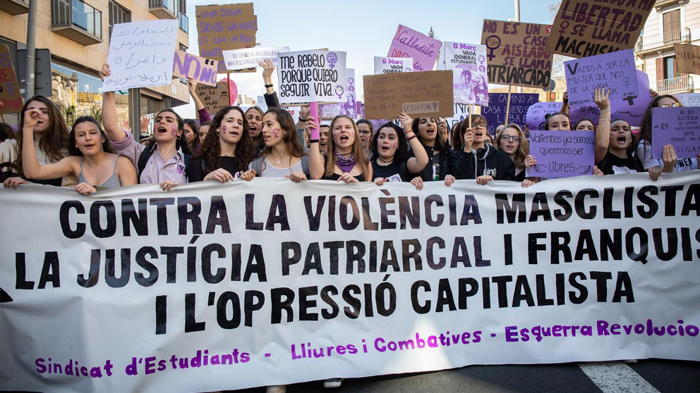 Miles de estudiantes convocados por el Sindicat d’Estudiants (SE) y Lliures i Combatives han llenado este viernes la plaza Universitat de Barcelona. Foto: Europa Press