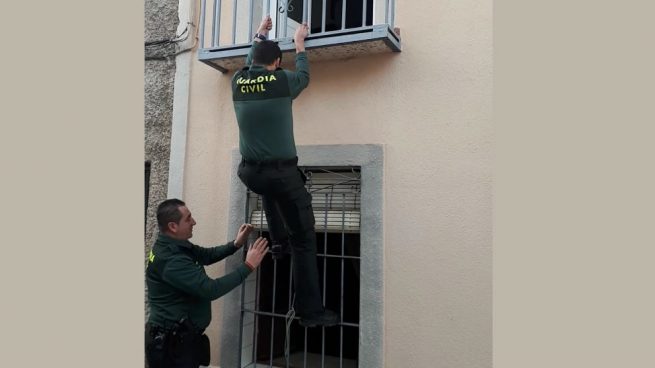 Un Guardia Civil escala hasta la vivienda de una octogenaria para prestar socorro a ella y a su hija