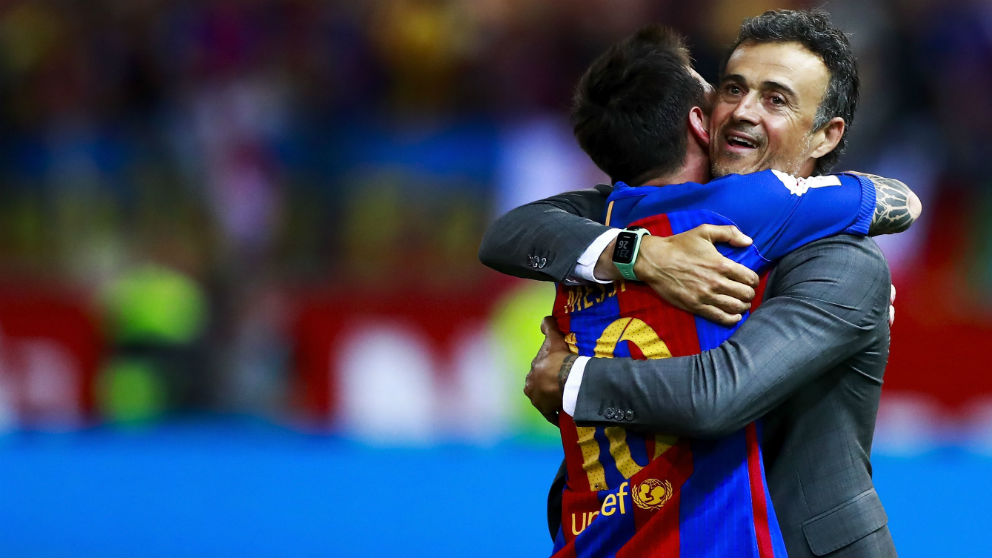 Luis Enrique y Messi se abrazan tras ganar la Copa del Rey. (Getty)