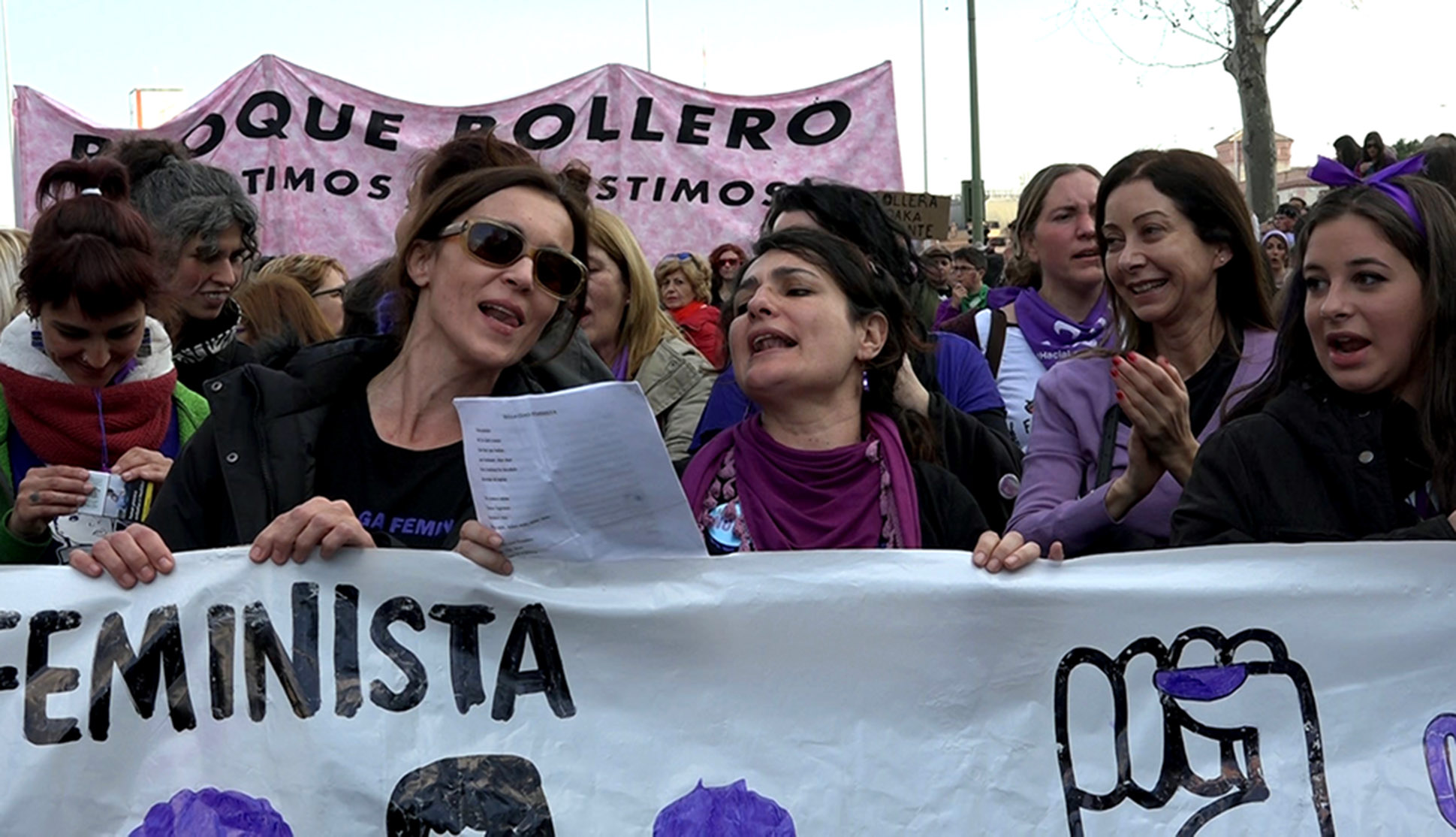 Manifestantes feministas durante el 8M. (Fotos: E. Falcón / F. Toledo)
